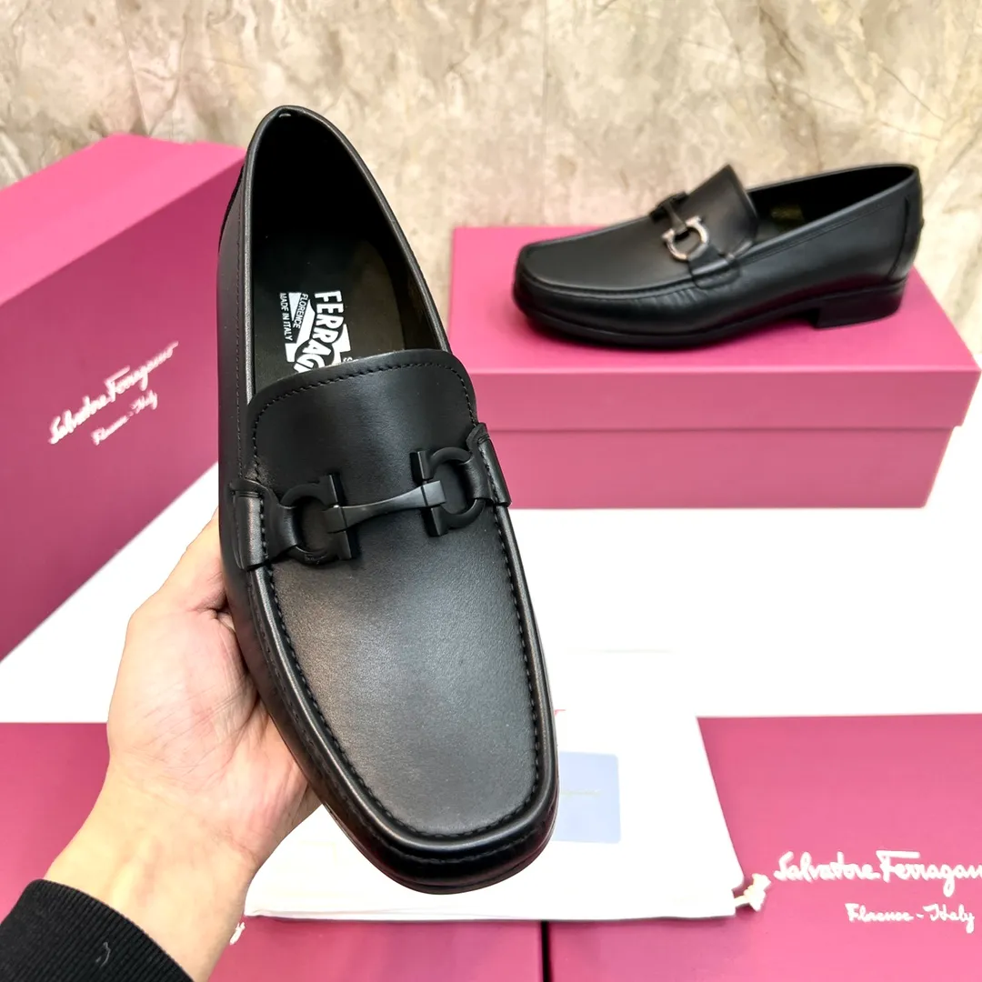 Original quality P780 Brand: Ferragamo Standard size: Men's size 39–44 (38.45 can be customized) Grade: Same style as the official website High-quality men's shoes Material: Customized first-layer calfskin with water-dyed cowhide lining Cowhide tiptoe Original non-slip and wear-resistant rubber outsole Style category: Men's formal business leather shoes are young and fashionable European and American trends British style Casual matching and comfortable feet Color: actual picture